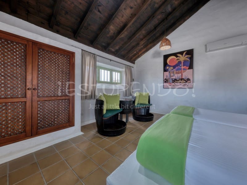 11 bedroom Hotel for sale in Playa Blanca with garage - € 3,000,000 (Ref: 9494527)