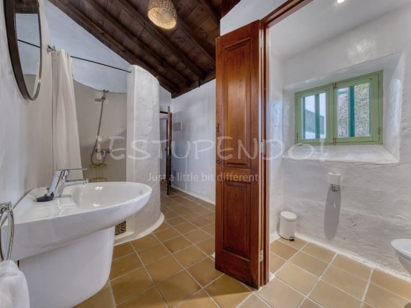 11 bedroom Hotel for sale in Playa Blanca with garage - € 3,000,000 (Ref: 9494527)