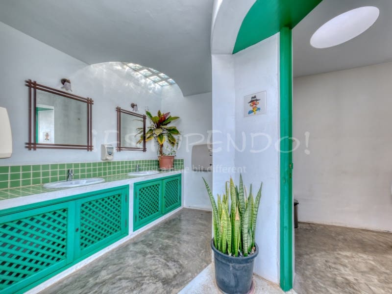 11 bedroom Hotel for sale in Playa Blanca with garage - € 3,000,000 (Ref: 9494527)