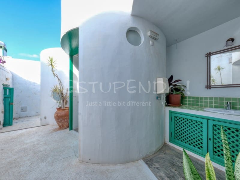 11 bedroom Hotel for sale in Playa Blanca with garage - € 3,000,000 (Ref: 9494527)