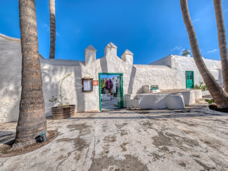 11 bedroom Hotel for sale in Playa Blanca with garage - € 3,000,000 (Ref: 9494527)