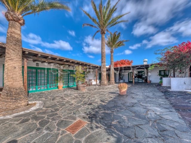 11 bedroom Hotel for sale in Playa Blanca, Yaiza with garage - € 3,000,000 (Ref: 9494527)