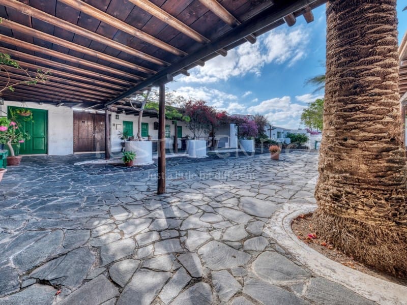 11 bedroom Hotel for sale in Playa Blanca with garage - € 3,000,000 (Ref: 9494527)