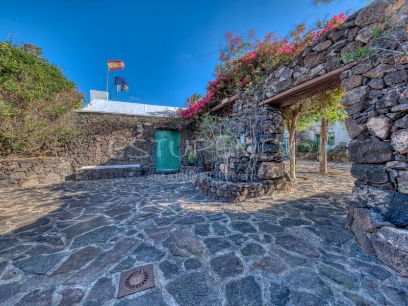 11 bedroom Hotel for sale in Playa Blanca with garage - € 3,000,000 (Ref: 9494527)