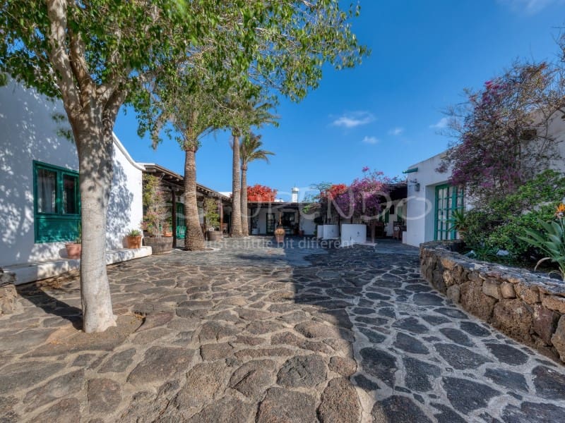 11 bedroom Hotel for sale in Playa Blanca with garage - € 3,000,000 (Ref: 9494527)