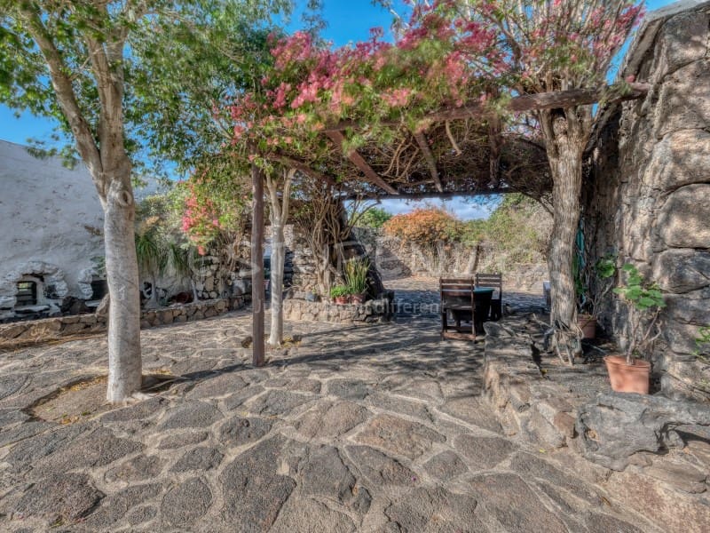 11 bedroom Hotel for sale in Playa Blanca with garage - € 3,000,000 (Ref: 9494527)