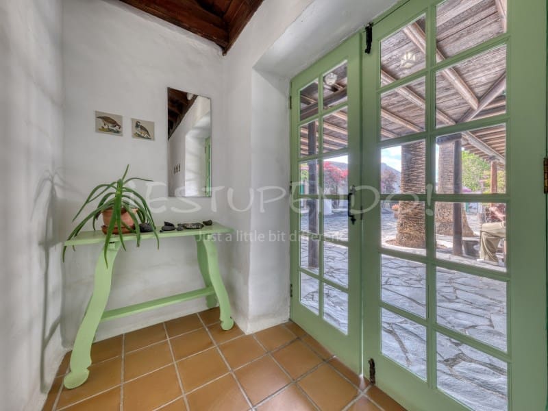 11 bedroom Hotel for sale in Playa Blanca with garage - € 3,000,000 (Ref: 9494527)