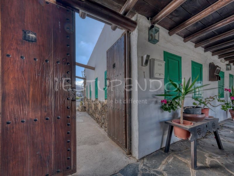 11 bedroom Hotel for sale in Playa Blanca with garage - € 3,000,000 (Ref: 9494527)