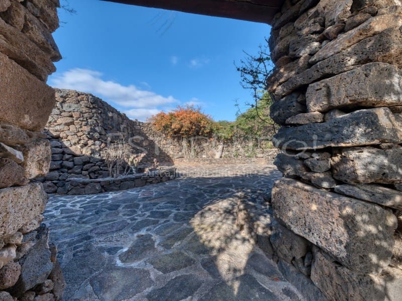 11 bedroom Hotel for sale in Playa Blanca with garage - € 3,000,000 (Ref: 9494527)