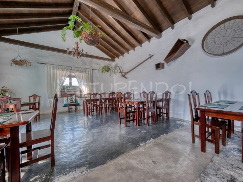 11 bedroom Hotel for sale in Playa Blanca with garage - € 3,000,000 (Ref: 9494527)