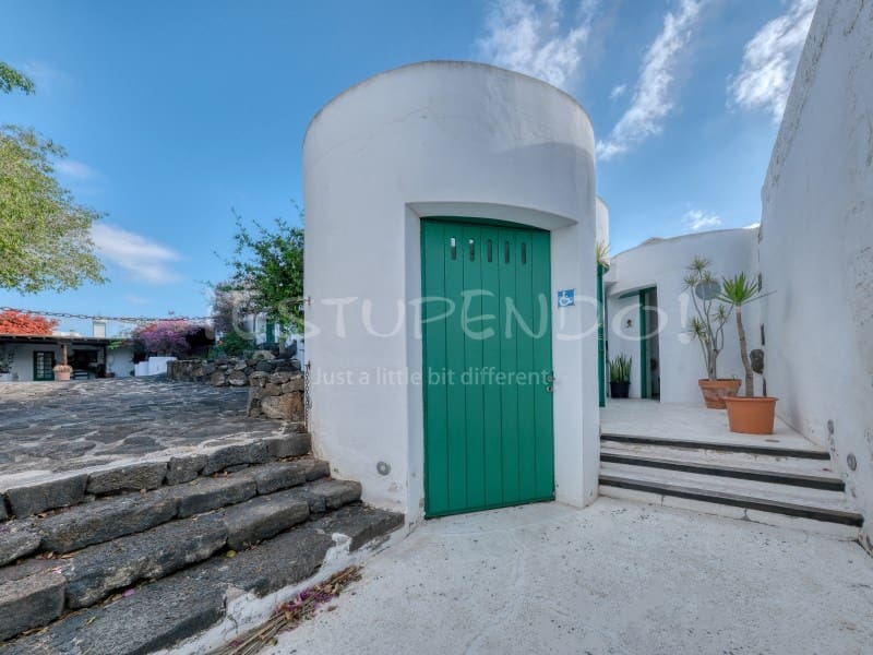 11 bedroom Hotel for sale in Playa Blanca with garage - € 3,000,000 (Ref: 9494527)