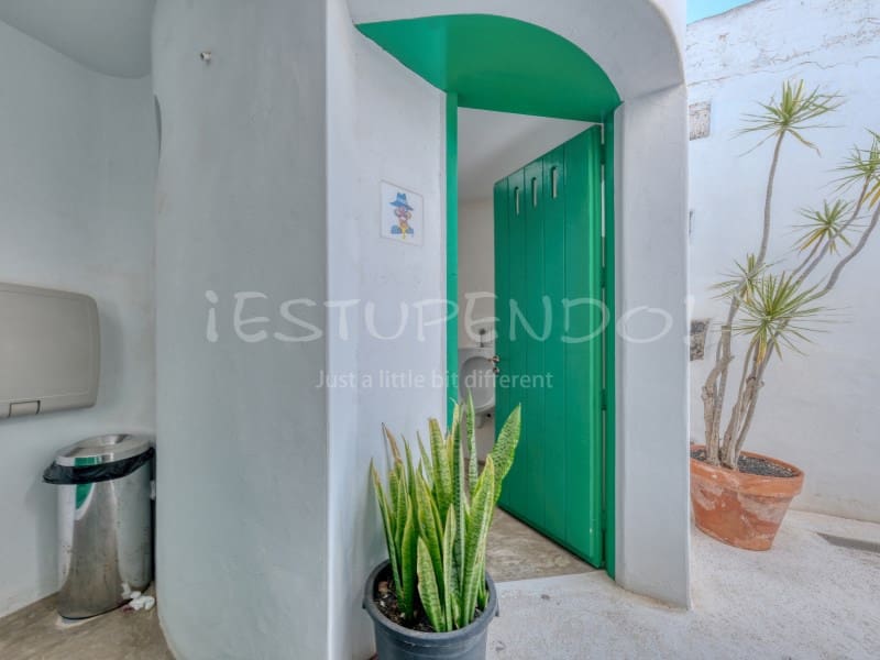 11 bedroom Hotel for sale in Playa Blanca with garage - € 3,000,000 (Ref: 9494527)