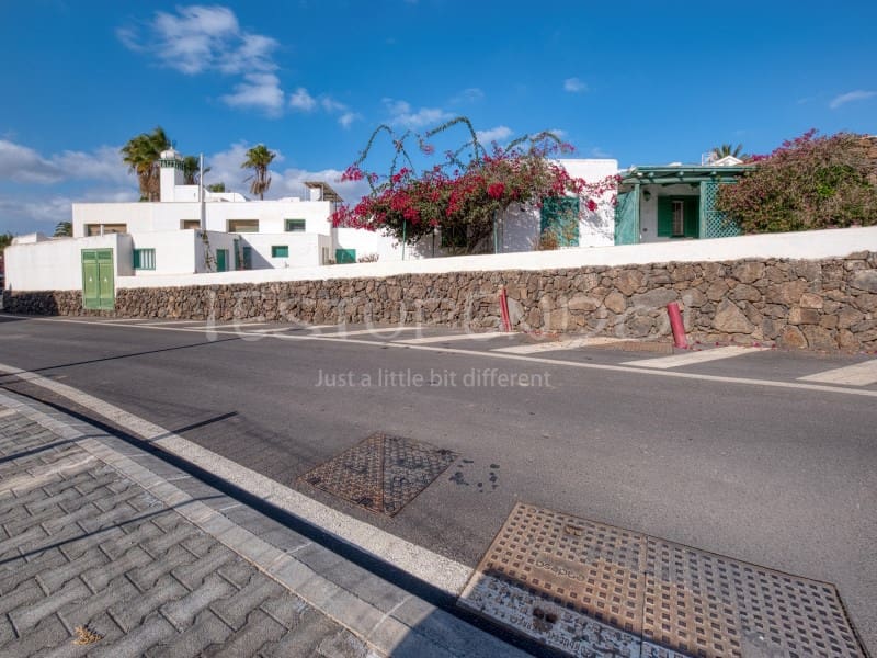 11 bedroom Hotel for sale in Playa Blanca with garage - € 3,000,000 (Ref: 9494527)