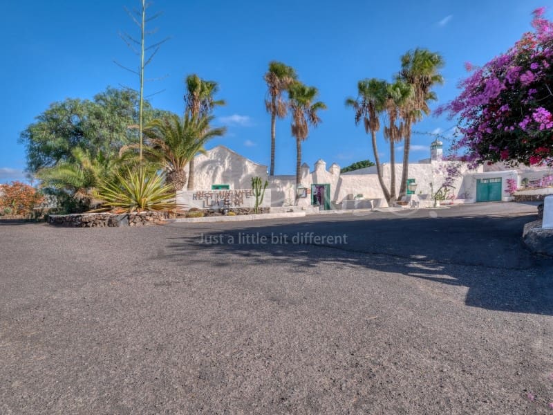 11 bedroom Hotel for sale in Playa Blanca with garage - € 3,000,000 (Ref: 9494527)