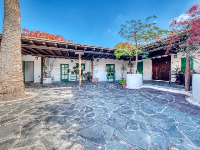 11 bedroom Hotel for sale in Playa Blanca, Yaiza with garage - € 3,000,000 (Ref: 9494527)