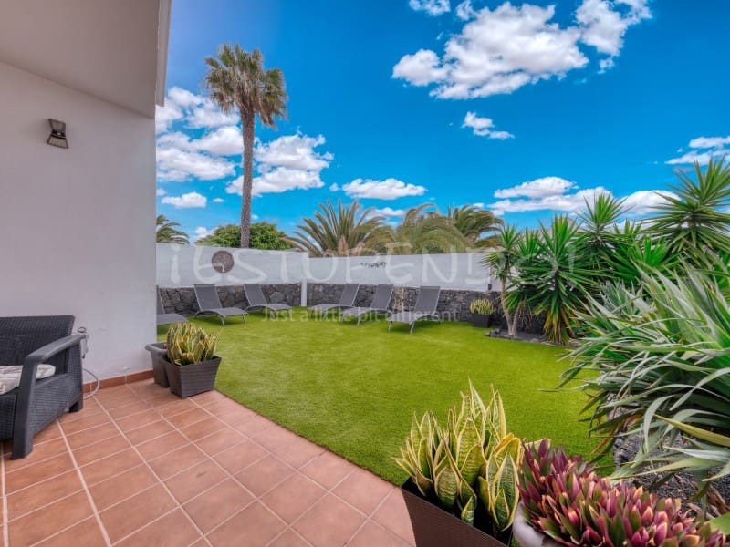 3 bedroom Villa for sale in Playa Blanca with garage - € 544,000 (Ref: 9806293)