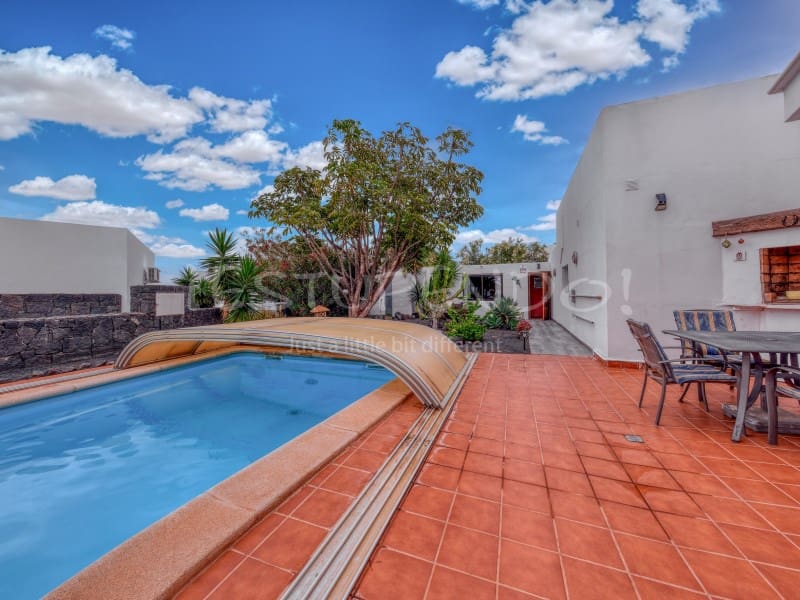3 bedroom Villa for sale in Playa Blanca with garage - € 544,000 (Ref: 9806293)