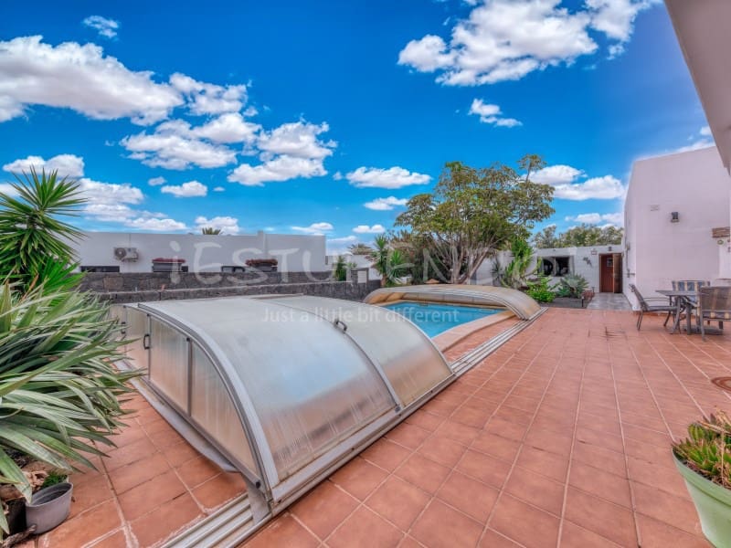 3 bedroom Villa for sale in Playa Blanca with garage - € 544,000 (Ref: 9806293)