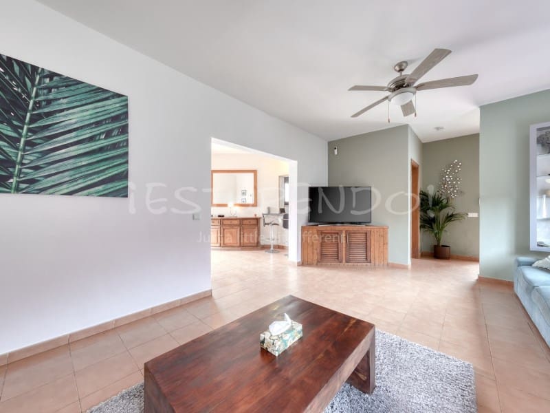 3 bedroom Villa for sale in Playa Blanca with garage - € 544,000 (Ref: 9806293)
