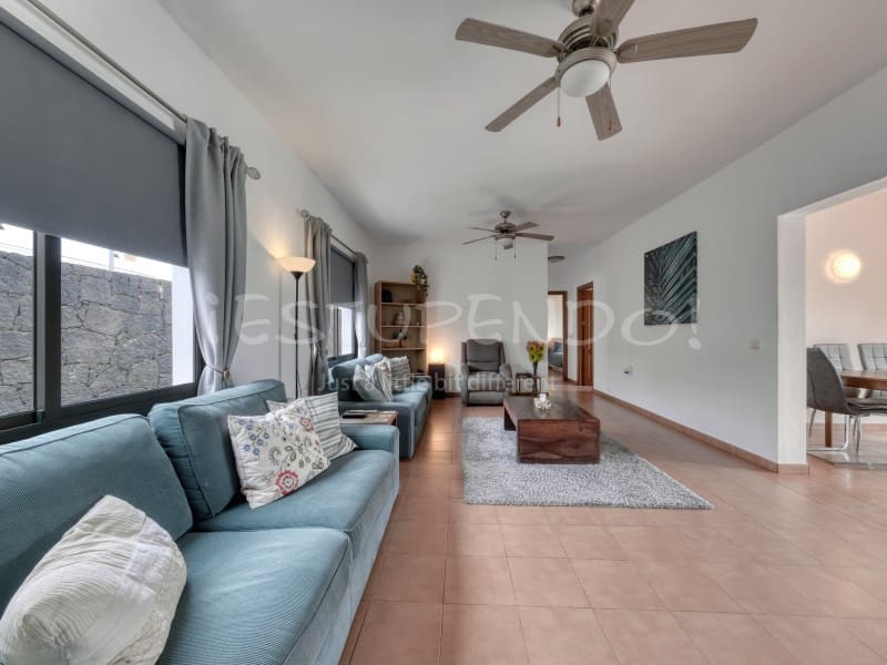 3 bedroom Villa for sale in Playa Blanca with garage - € 544,000 (Ref: 9806293)