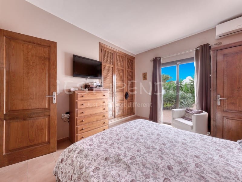 3 bedroom Villa for sale in Playa Blanca with garage - € 544,000 (Ref: 9806293)