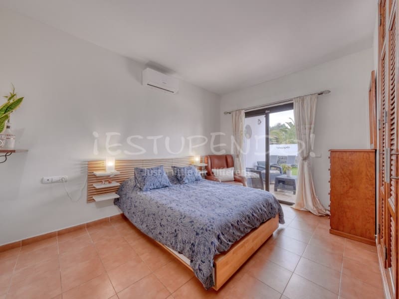 3 bedroom Villa for sale in Playa Blanca with garage - € 544,000 (Ref: 9806293)