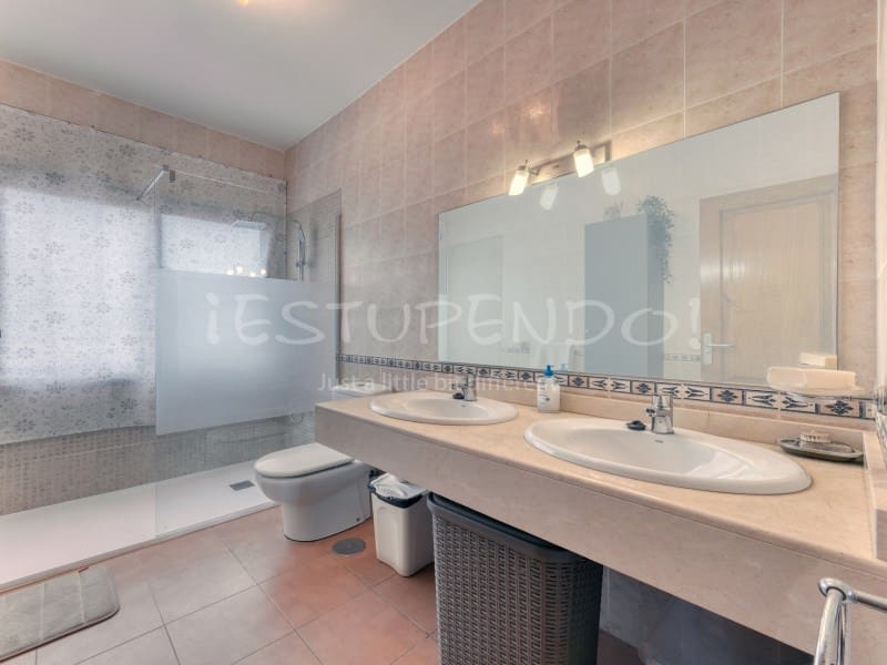 3 bedroom Villa for sale in Playa Blanca with garage - € 544,000 (Ref: 9806293)