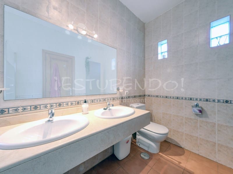 3 bedroom Villa for sale in Playa Blanca with garage - € 544,000 (Ref: 9806293)