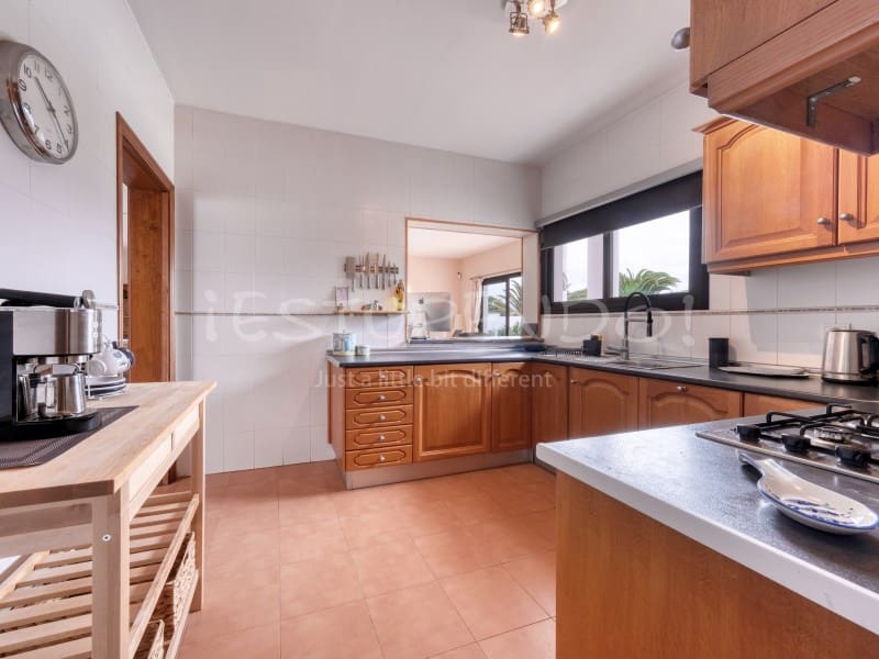 3 bedroom Villa for sale in Playa Blanca with garage - € 544,000 (Ref: 9806293)