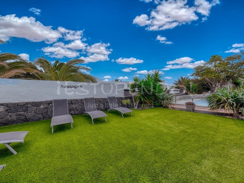 3 bedroom Villa for sale in Playa Blanca with garage - € 544,000 (Ref: 9806293)
