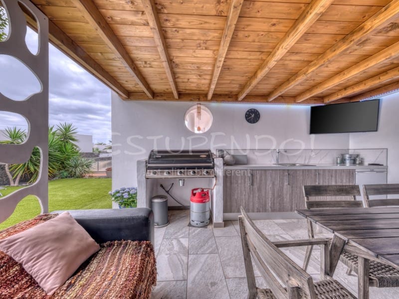 3 bedroom Villa for sale in Playa Blanca with garage - € 544,000 (Ref: 9806293)