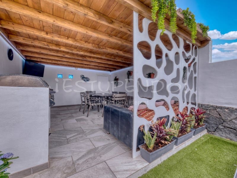 3 bedroom Villa for sale in Playa Blanca with garage - € 544,000 (Ref: 9806293)