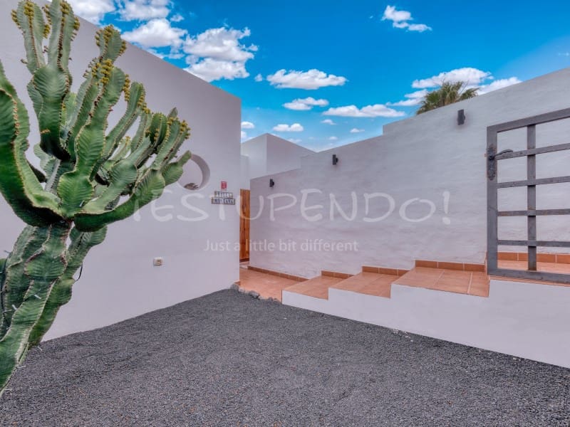 3 bedroom Villa for sale in Playa Blanca with garage - € 544,000 (Ref: 9806293)