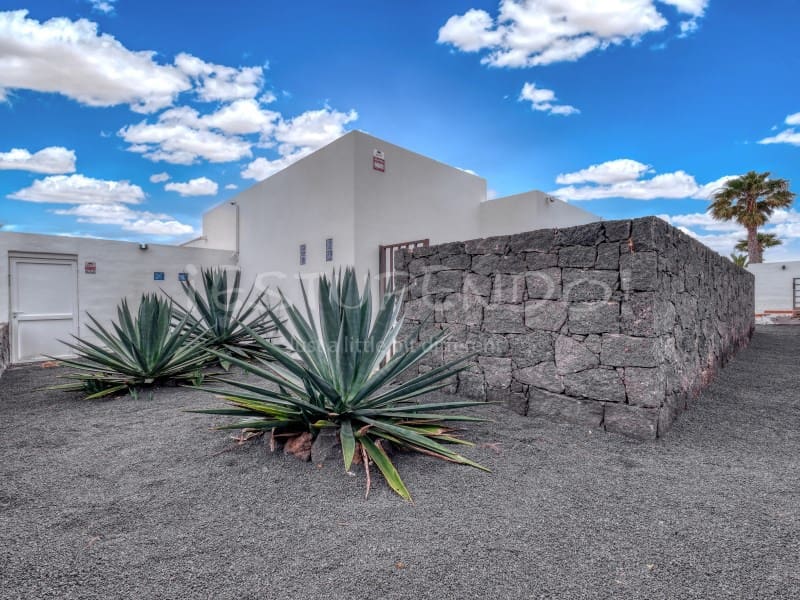 3 bedroom Villa for sale in Playa Blanca with garage - € 544,000 (Ref: 9806293)