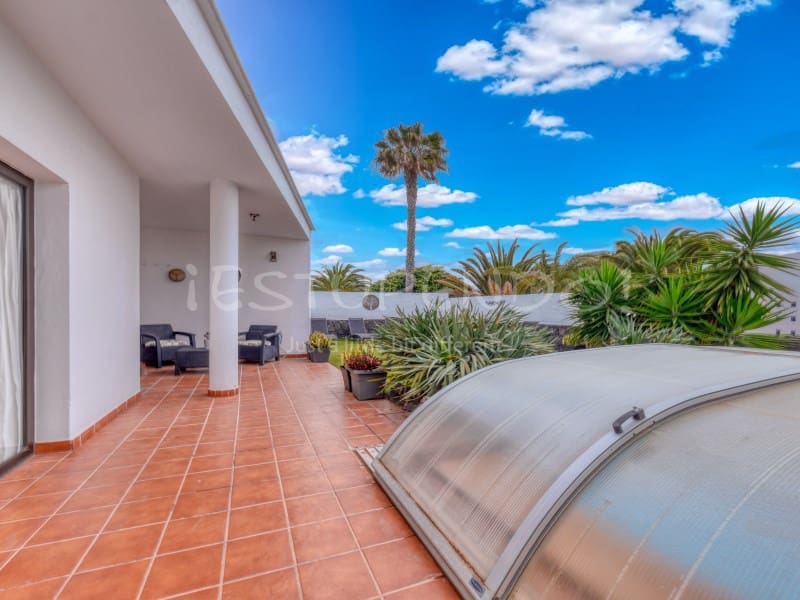 3 bedroom Villa for sale in Playa Blanca with garage - € 544,000 (Ref: 9806293)