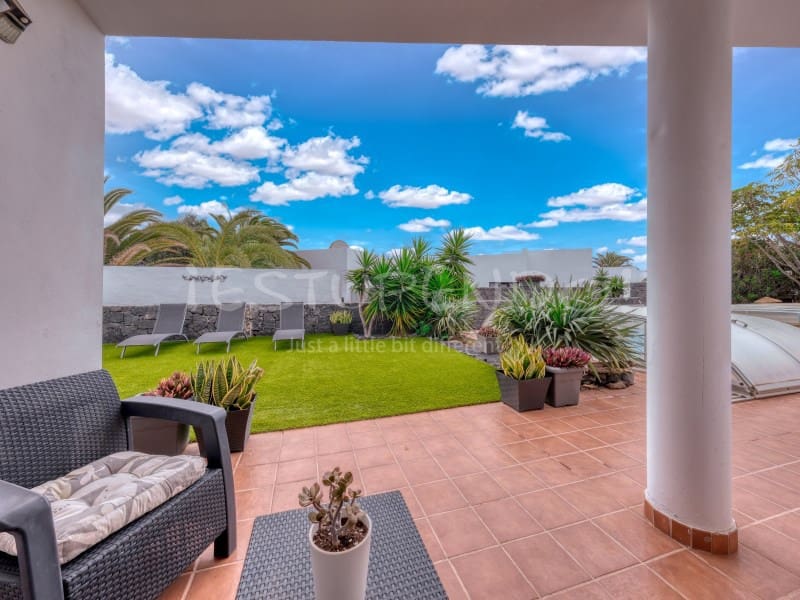 3 bedroom Villa for sale in Playa Blanca with garage - € 544,000 (Ref: 9806293)