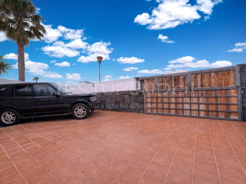 3 bedroom Villa for sale in Playa Blanca with garage - € 544,000 (Ref: 9806293)