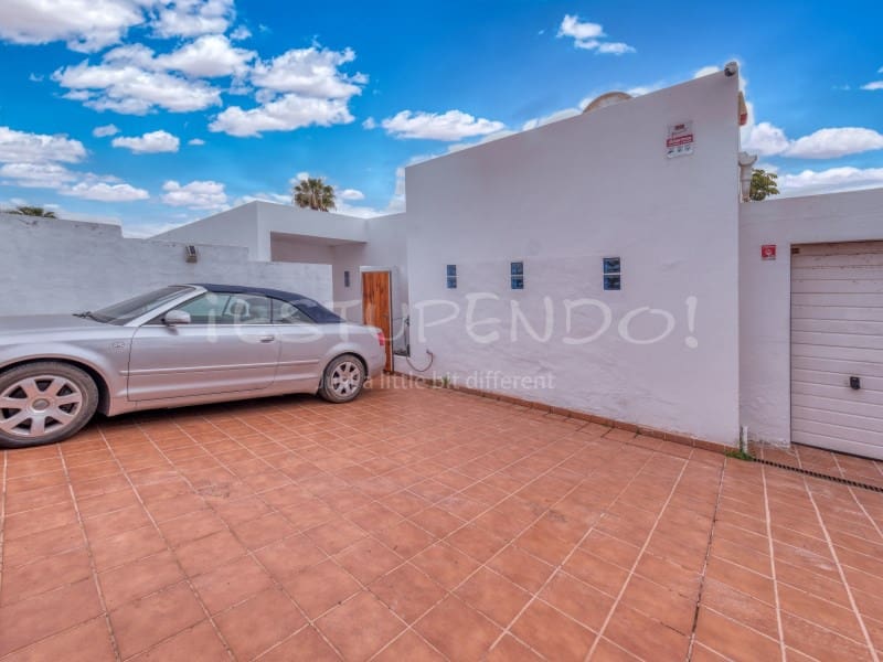 3 bedroom Villa for sale in Playa Blanca with garage - € 544,000 (Ref: 9806293)