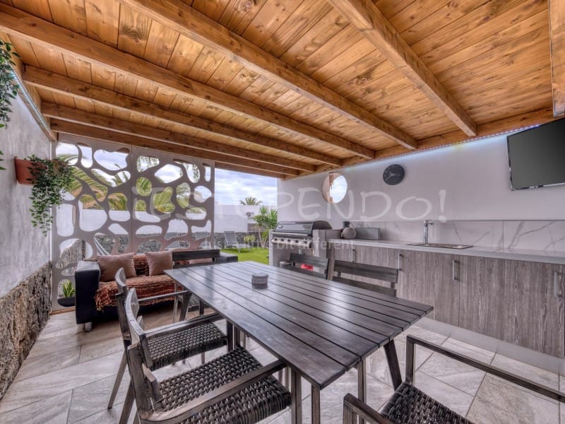 3 bedroom Villa for sale in Playa Blanca with garage - € 544,000 (Ref: 9806293)