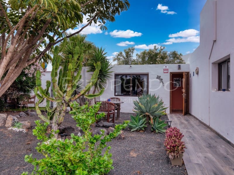 3 bedroom Villa for sale in Playa Blanca with garage - € 544,000 (Ref: 9806293)