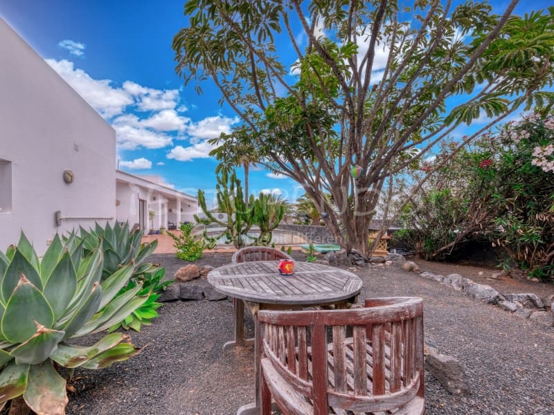 3 bedroom Villa for sale in Playa Blanca with garage - € 544,000 (Ref: 9806293)