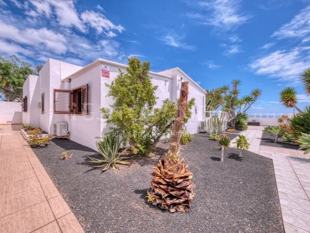 2 soveværelse Villa til salg i Puerto del Carmen, Tías - € 723.000 (Ref: 9833593)