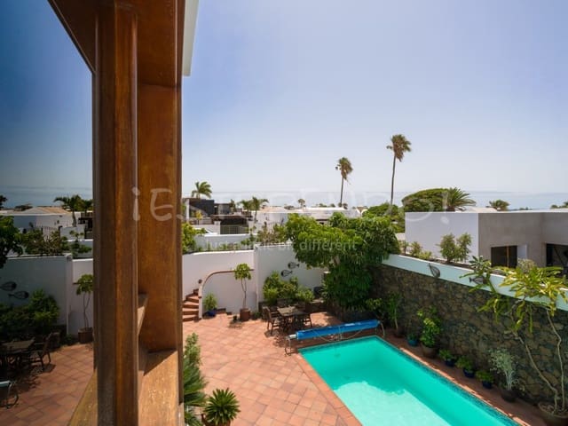 5 bedroom Villa for sale in Arrecife with garage - € 1,045,000 (Ref: 9888735)