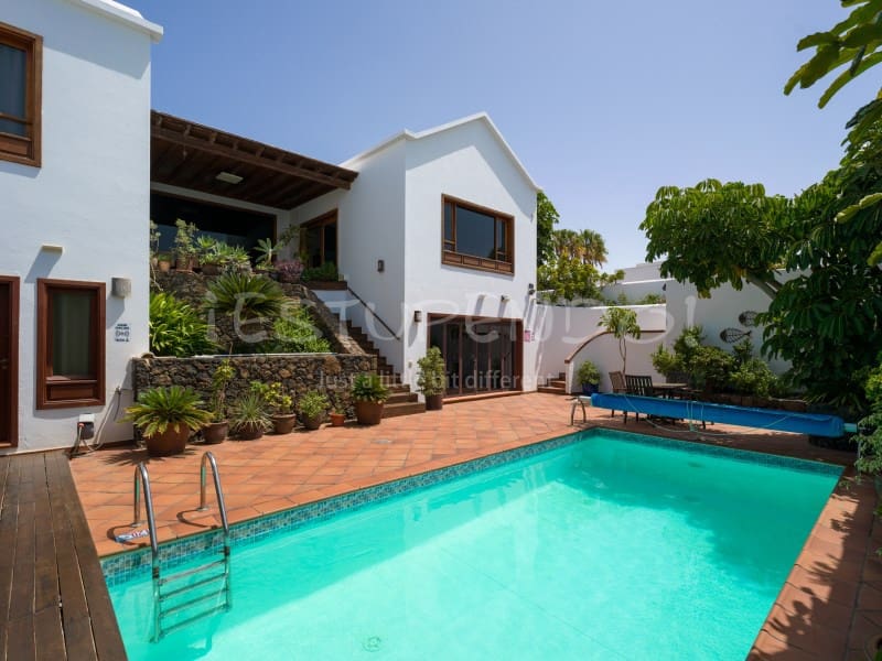 5 bedroom Villa for sale in Arrecife with garage - € 1,045,000 (Ref: 9888735)