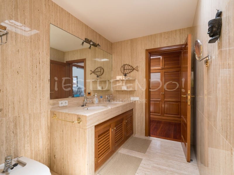 5 bedroom Villa for sale in Arrecife with garage - € 1,045,000 (Ref: 9888735)