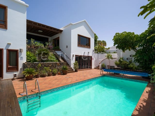 5 bedroom Villa for sale in Arrecife with garage - € 1,045,000 (Ref: 9888735)