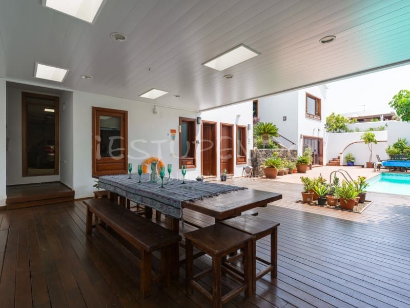 5 bedroom Villa for sale in Arrecife with garage - € 1,045,000 (Ref: 9888735)