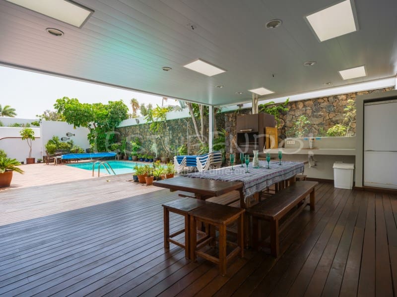 5 bedroom Villa for sale in Arrecife with garage - € 1,045,000 (Ref: 9888735)