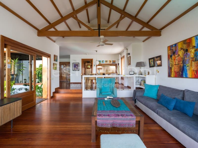5 bedroom Villa for sale in Arrecife with garage - € 1,045,000 (Ref: 9888735)