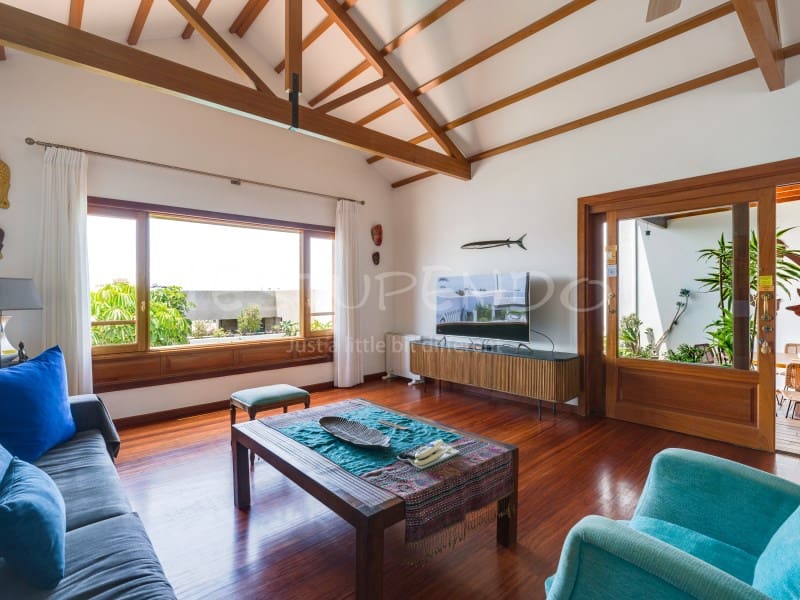 5 bedroom Villa for sale in Arrecife with garage - € 1,045,000 (Ref: 9888735)